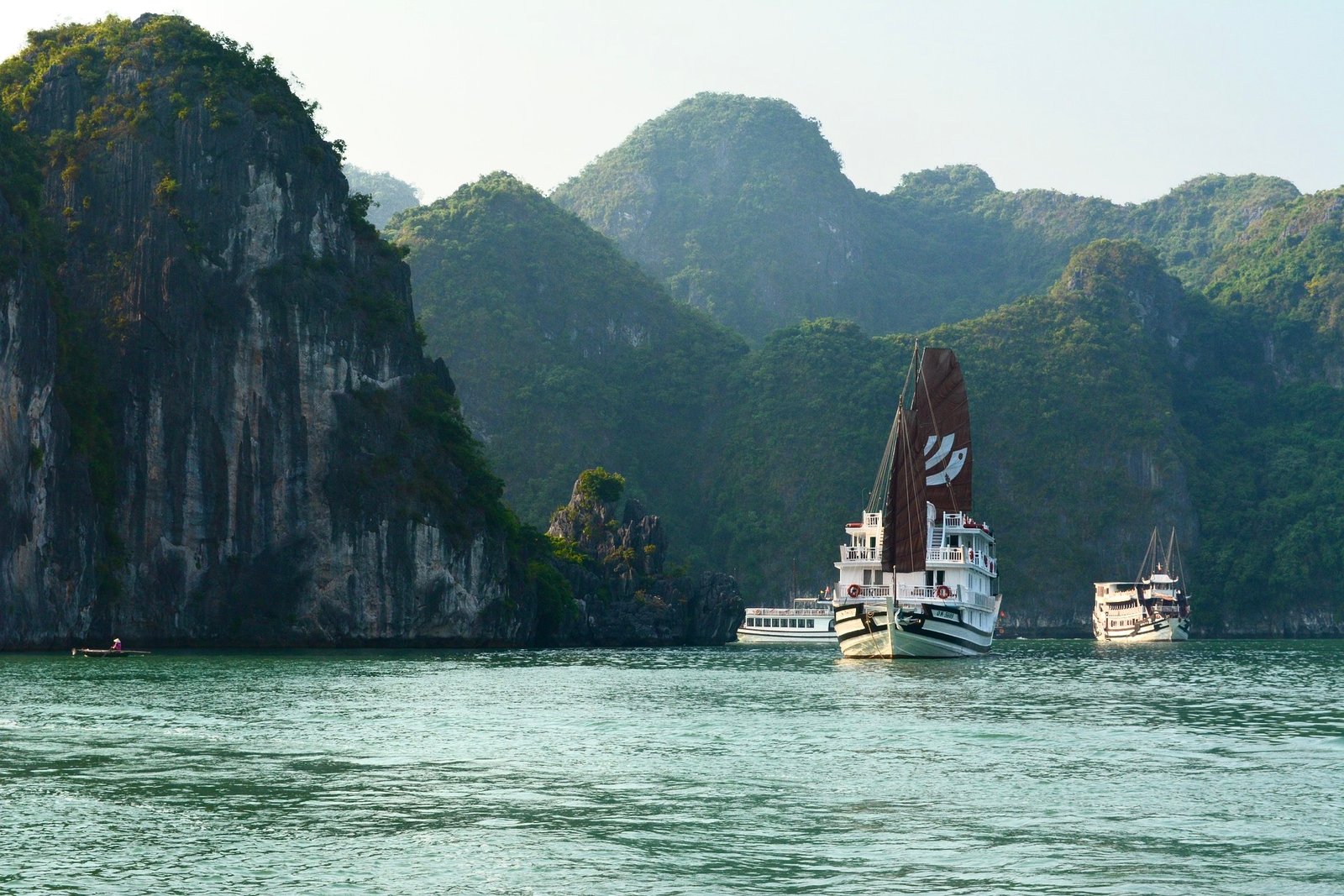 ha-long-bay-2404435_1920